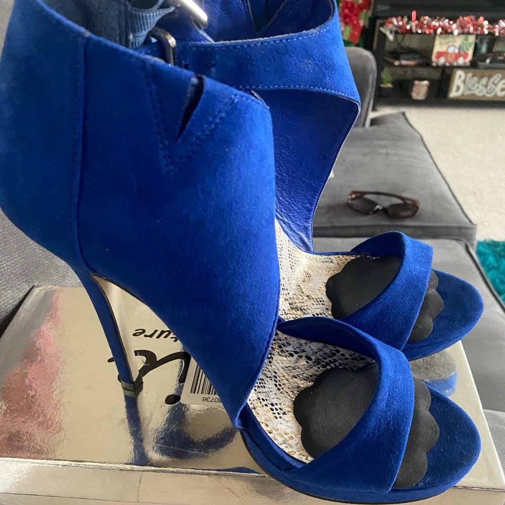 Dressy classy shoe beautiful cobalt blue size 8 1/2 shoe